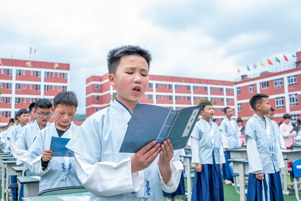 贵州毕节：诵“国学” 展“国韵”_fororder_2023年5月12日，学生们在贵州省毕节梁才学校操场上参加国学诵读活动。  (4)