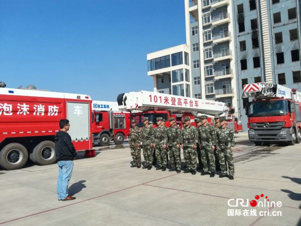 【已过审】【焦点图】【八桂大地、八桂大地-南宁】【园区建设】【移动端】【南宁】全国稀有101米登高平台消防车在南宁测试性能