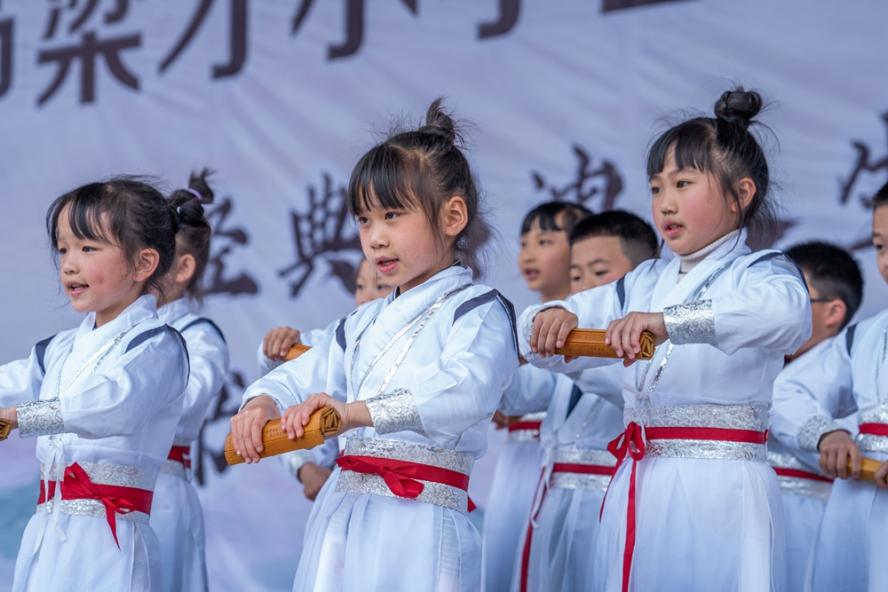 贵州毕节：诵“国学” 展“国韵”_fororder_2023年5月12日，学生们在贵州省毕节梁才学校操场上参加国学文化展示活动。 