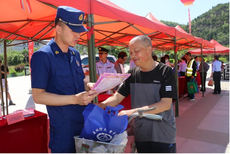 【“三抓三促”进行时】平凉静宁消防借助“安全生产月”启动仪式开展消防宣传活动_fororder_4