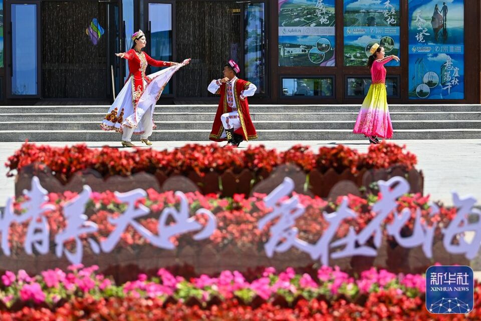 追着花儿看新疆|新疆伊犁：花经济成致富新产业 赋能“香”村振兴