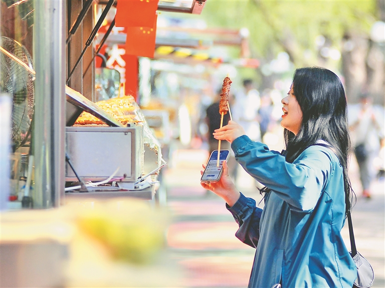 卡通美食车 驶进太阳岛