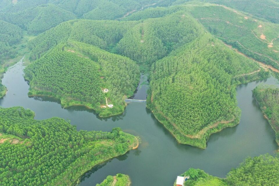 广西：青山绿水相映成趣