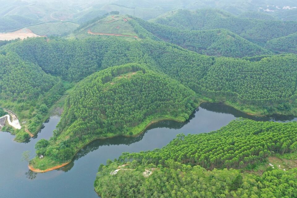 广西：青山绿水相映成趣