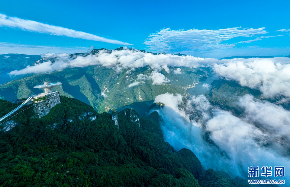 湖北巴东：云雾缭绕巫峡口