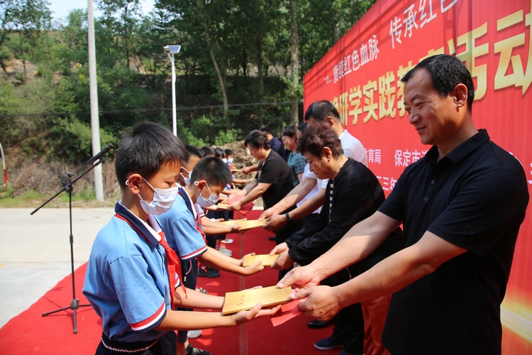 图片默认标题_fororder_满城区刘家台乡红色研学实践教育活动启动仪式现场捐赠红色图书《红色热土》 摄影 袁野