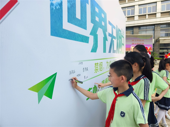 南通开放大学：向烟草说“不” 大手牵小手涂鸦“禁烟长卷”_fororder_图片 1