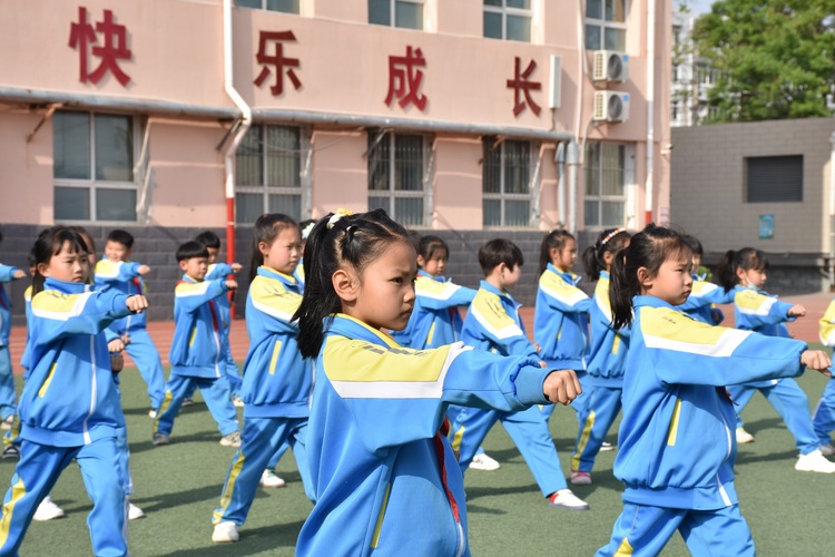 图片默认标题_fororder_清苑区第二小学学生练习军体拳，动作整齐划一。 赵琪摄