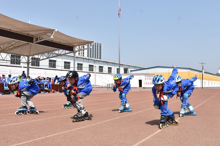 图片默认标题_fororder_清苑区第三小学轮滑社团的学生正在练习基本动作。 赵琪摄.JPG