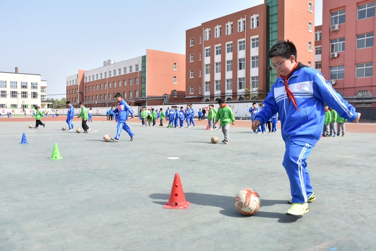 图片默认标题_fororder_清苑区第三小学学生正在进行足球训练。 赵琪摄.JPG