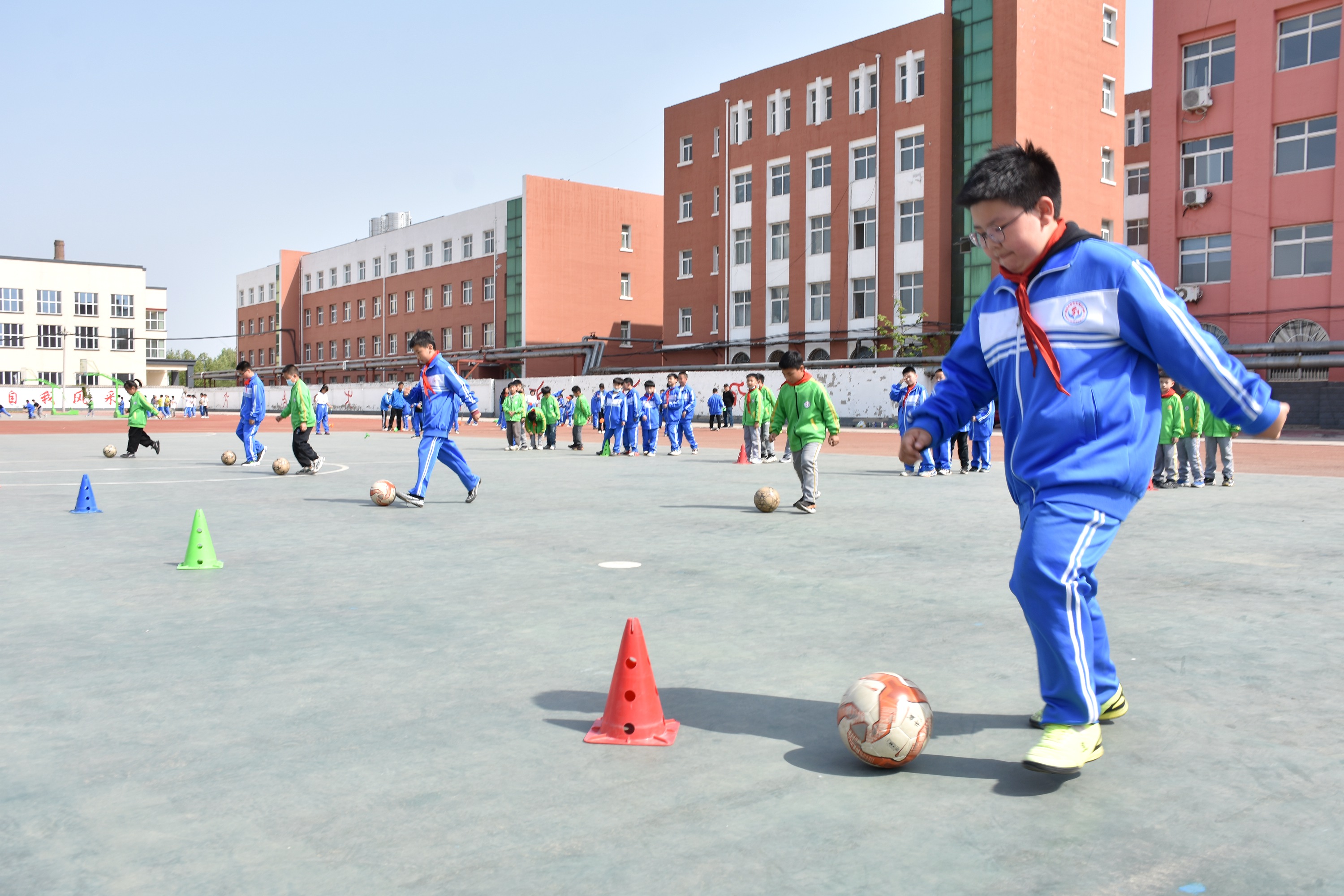 图片默认标题_fororder_清苑区第三小学学生正在进行足球训练。 赵琪摄.JPG