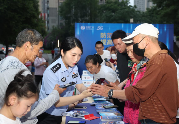 【原创】重庆两江新区警方开展“老少同乐 共庆六一 全民反诈 你我同行”集中宣传活动_fororder_微信图片_20230531143500