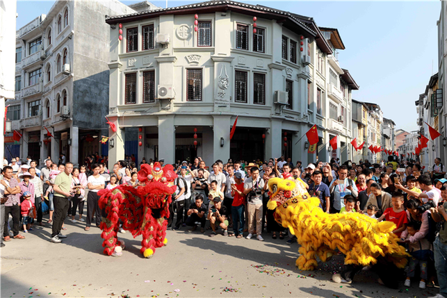 广西融安：百年骑楼开街迎国庆