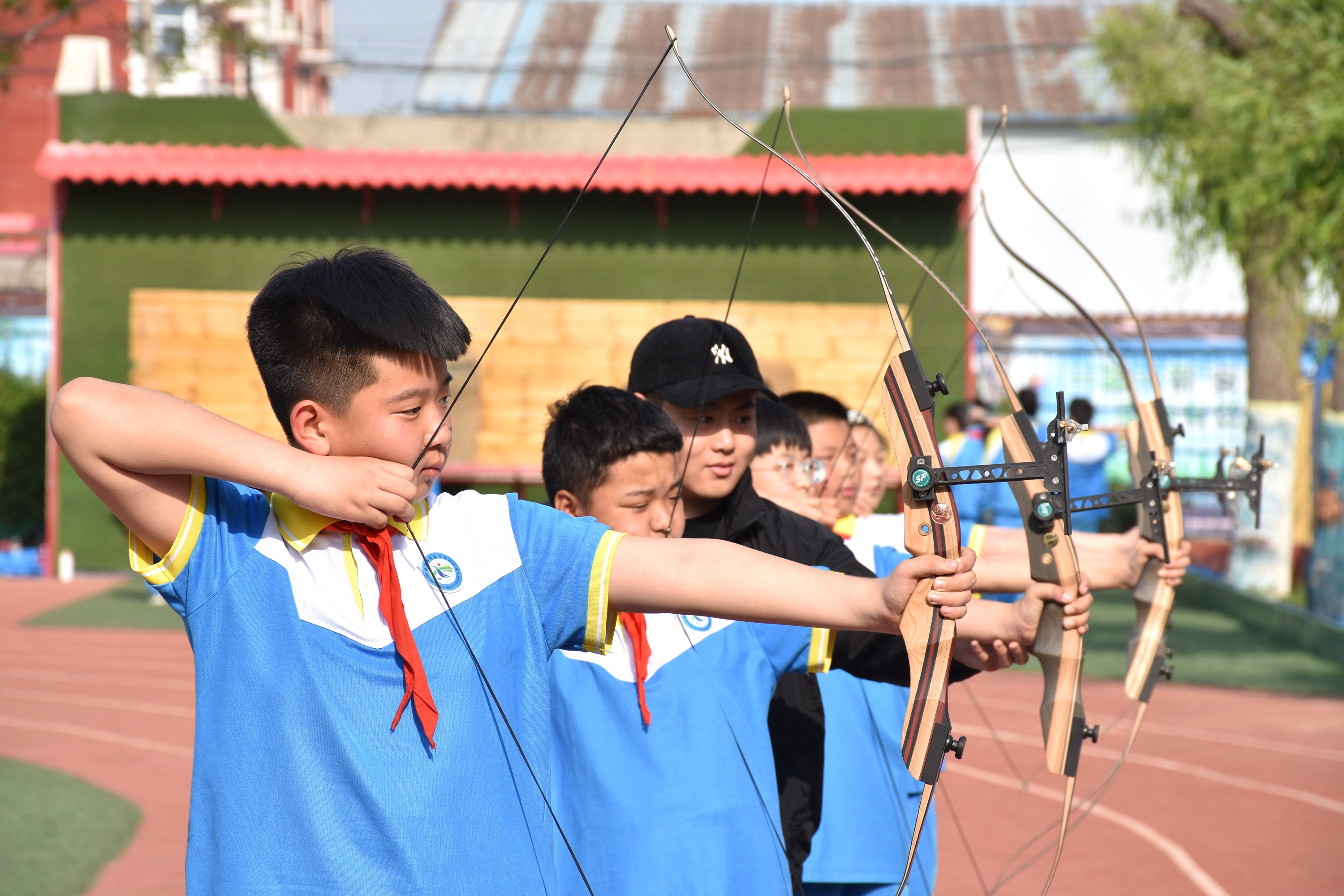 图片默认标题_fororder_清苑区第二小学学生神情专注，举弓瞄准靶心，进行射箭训练。 赵琪摄.JPG