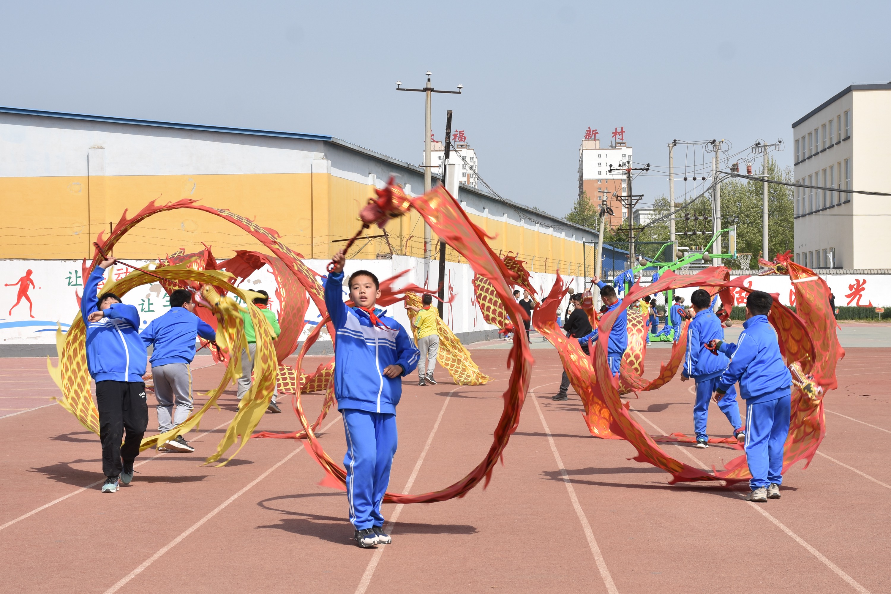 图片默认标题_fororder_清苑区第三小学学生在专业教练的指导下练习舞龙，增强体魄。 赵琪摄.JPG