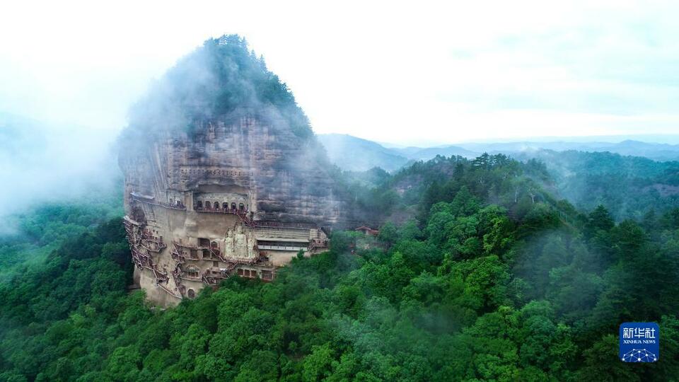 甘肃天水出现“麦积烟雨”景观_fororder_1