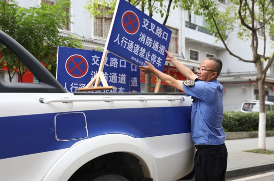 （供稿）贵州剑河：突显“山水园林城市”特色  擦亮宜居城市幸福底色_fororder_在示范街区工作的执法人员（彭郡摄）