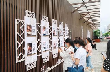 “智慧书廊”亮相古城街头 市民扫码便可免费阅读