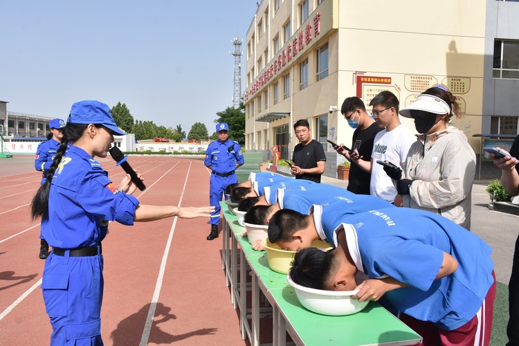 （原创）河北清苑：织密中小学生“防溺水”安全防护网_fororder_同学们在蓝天救援队志愿者的指导下进行憋气练习。 赵琪摄.JPG