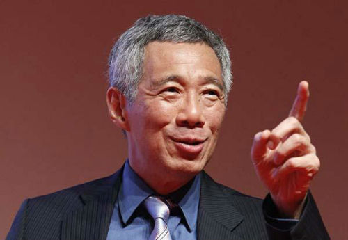 李显龙(Lee Hsien Loong)(1952年2月10日-)，新加坡政府第3任总理，人民行动党秘书长。祖籍广东大埔县，李显龙是新加坡“国父”前任总理已故内阁资政李光耀的长子。就任日期为2004年8月12日，前任为吴作栋。就任期间曾多次访华，2009年与温家宝总理进行会谈，签署了中新自由贸易协定和劳务合作谅解备忘录，新加坡媒体曾评论此举“极大推进了两国的经贸合作”。2013年8月18日年李显龙在国庆群众大会上发表演讲，他向民众传递了一条明确的信息：新加坡未来的发展以及当局施政方略将产生“显著变化”，宣布了涵盖教育、医疗、住房等方面的诸多改善措施。 2015年9月12日，新加坡人民行动党秘书长李显龙和支持者在新加坡大巴窑体育场集中点庆祝选举胜利。2015年9月12日，，新加坡国会选举进行投票。新加坡选举局公布的最终数据显示，执政党人民行动党在国会选举中获得全部89个议席中的83个，以总得票率69.86%的优势赢得选举。