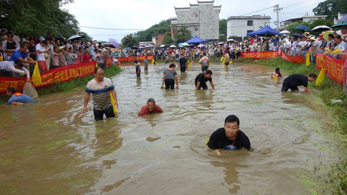 广西：海边消暑纳凉 乐享夏日清爽