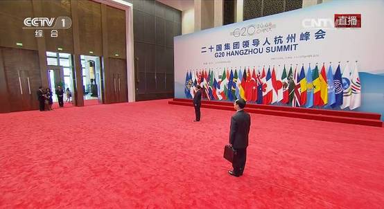 G20杭州峰会36位领导人大合影，为什么站在最中间是这3位？