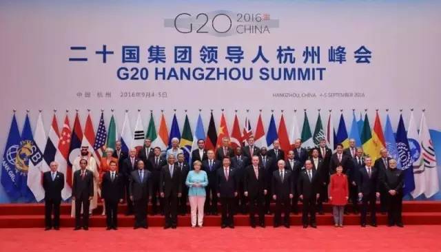 G20杭州峰会36位领导人大合影，为什么站在最中间是这3位？