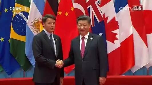 G20杭州峰会36位领导人大合影，为什么站在最中间是这3位？