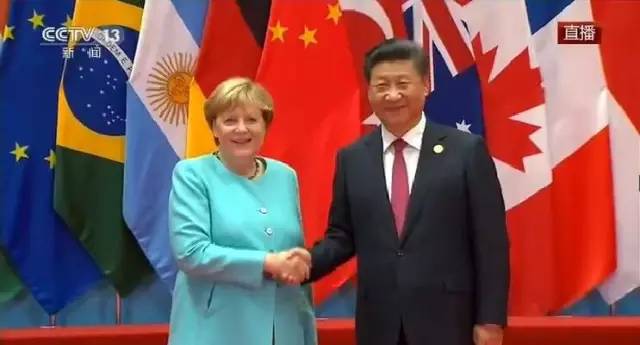 G20杭州峰会36位领导人大合影，为什么站在最中间是这3位？