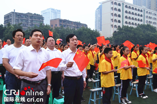 急稿【CRI专稿 列表】重庆永川萱花中学师生同台表演致敬新中国成立70周年