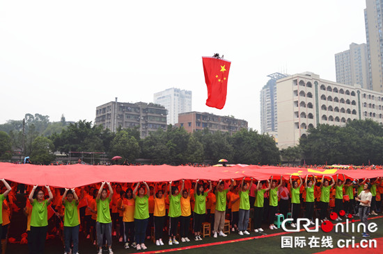 急稿【CRI专稿 列表】重庆永川萱花中学师生同台表演致敬新中国成立70周年