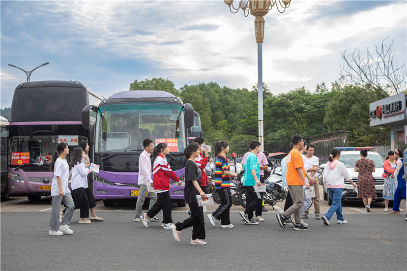 近万名考生赴考 信阳市商城县全力护航高考_fororder_从容进场 余敦梅摄