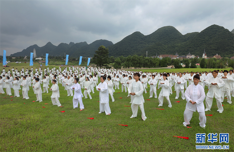 贵阳市民“武”动云漫湖