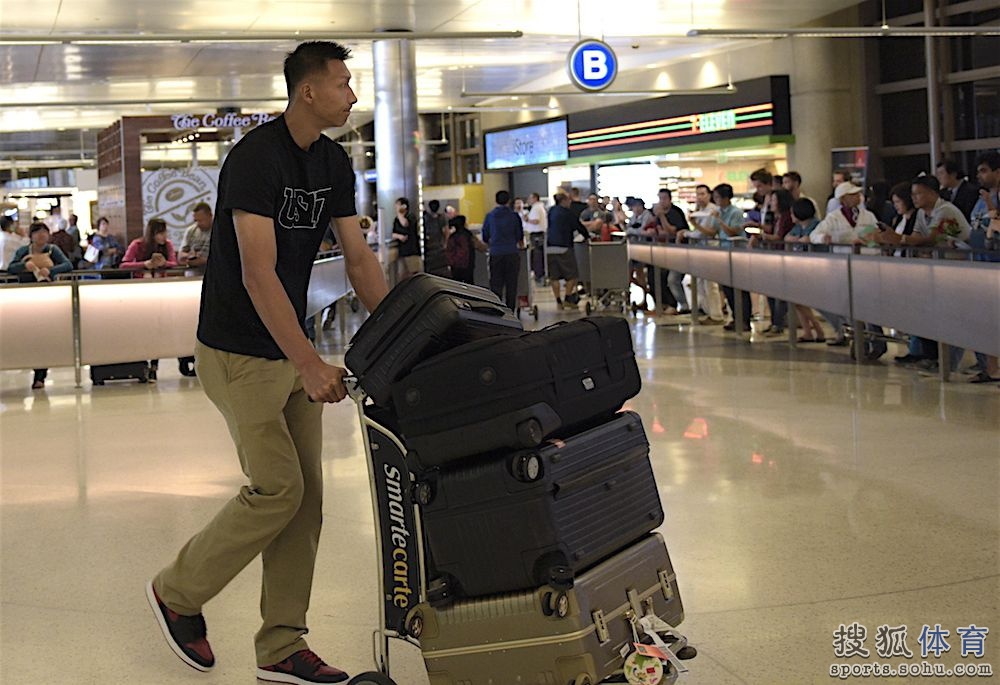 高清：阿联抵洛城开启NBA之旅 机场乘豪车离开