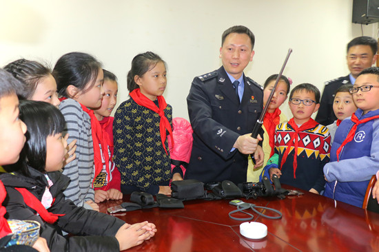 已过审【区县联动】【江北】【城市频道】护航校园 重庆江北警方成立首支G4萌娃护卫队【区县联动 列表】重庆江北警方成立首支G4萌娃护卫队