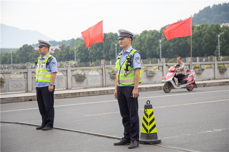 近万名考生赴考 信阳市商城县全力护航高考_fororder_尽职护航 余敦梅摄