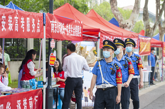 守护梦想见证成长 南京城管持续十年开展中高考护考暖心服务_fororder_图片 1