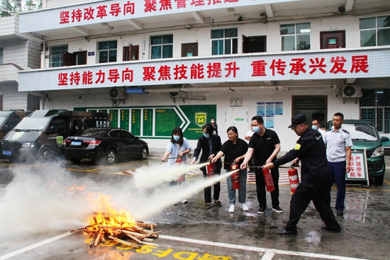 （供稿）贵州碧江消防助力“安全生产月”活动走实走深_fororder_图为员工实操使用灭火器