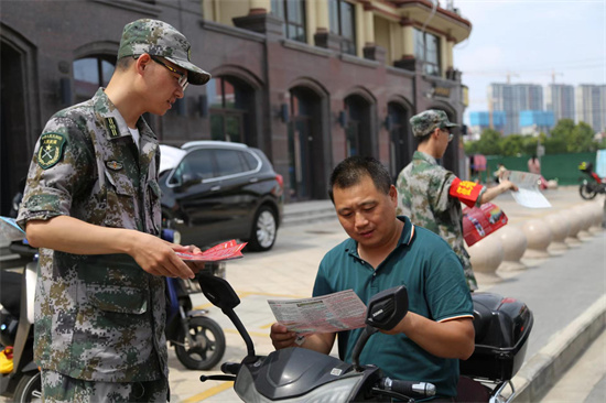 南通海安：开展“服务高考 建功军营”征兵宣传活动_fororder_图片2