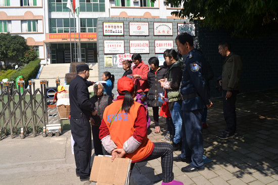 【法制安全】巴南民警进校园 校门口宣讲法律安全知识