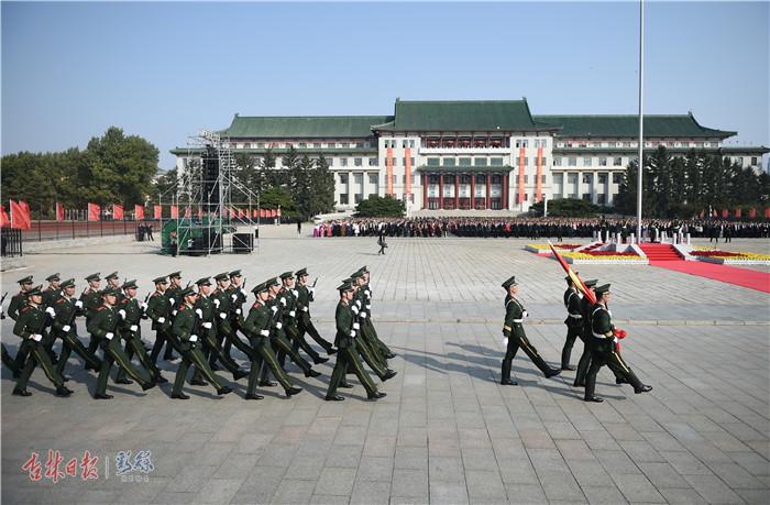 超燃！3500余人长春文化广场升国旗唱国歌为祖国庆生