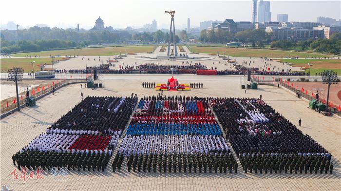 超燃！3500余人长春文化广场升国旗唱国歌为祖国庆生