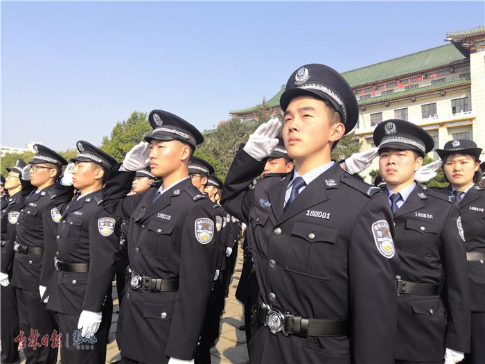 超燃！3500余人长春文化广场升国旗唱国歌为祖国庆生