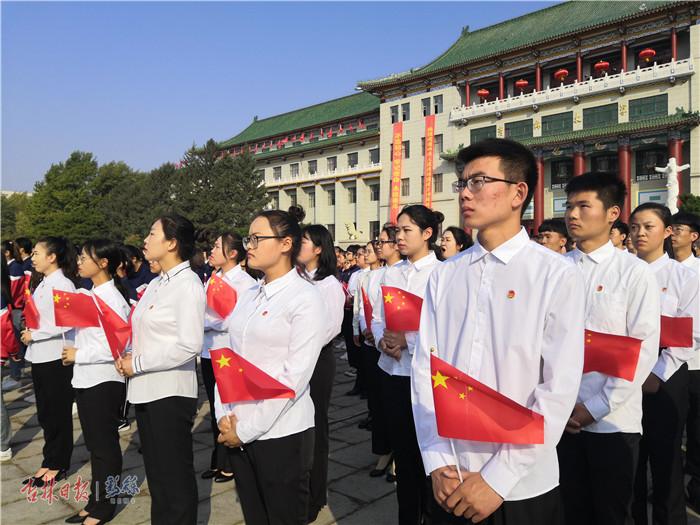 超燃！3500余人长春文化广场升国旗唱国歌为祖国庆生