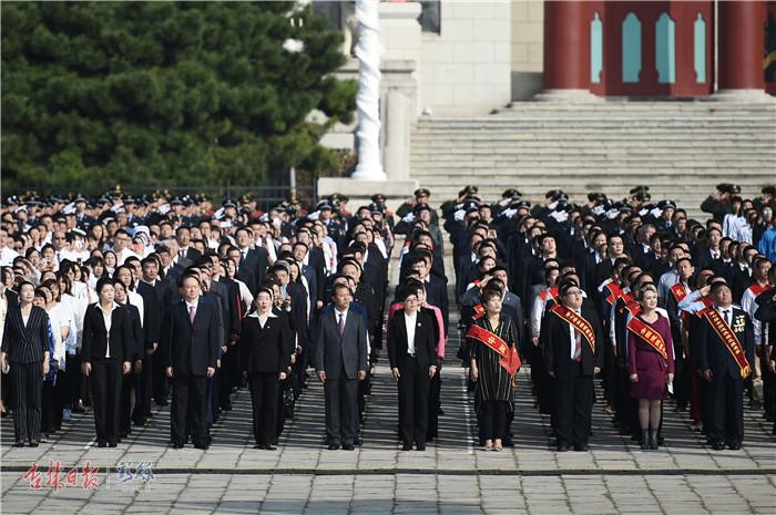 超燃！3500余人长春文化广场升国旗唱国歌为祖国庆生