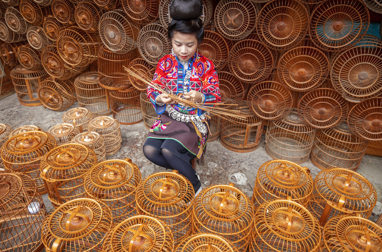 Birdcages from Danzhai, Guizhou Province "Fly" to the Whole World_fororder_王秀秀在编织鸟笼