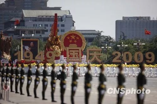 回顾新中国14次国庆阅兵，每个瞬间都是国人记忆中的经典