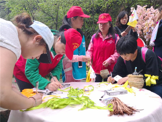 【社会民生】彰显爱和文明 重庆市民清明节前为爱登高