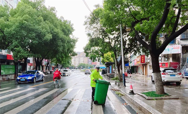 暴雨突袭 京山警方全力清障保平安_fororder_图片1