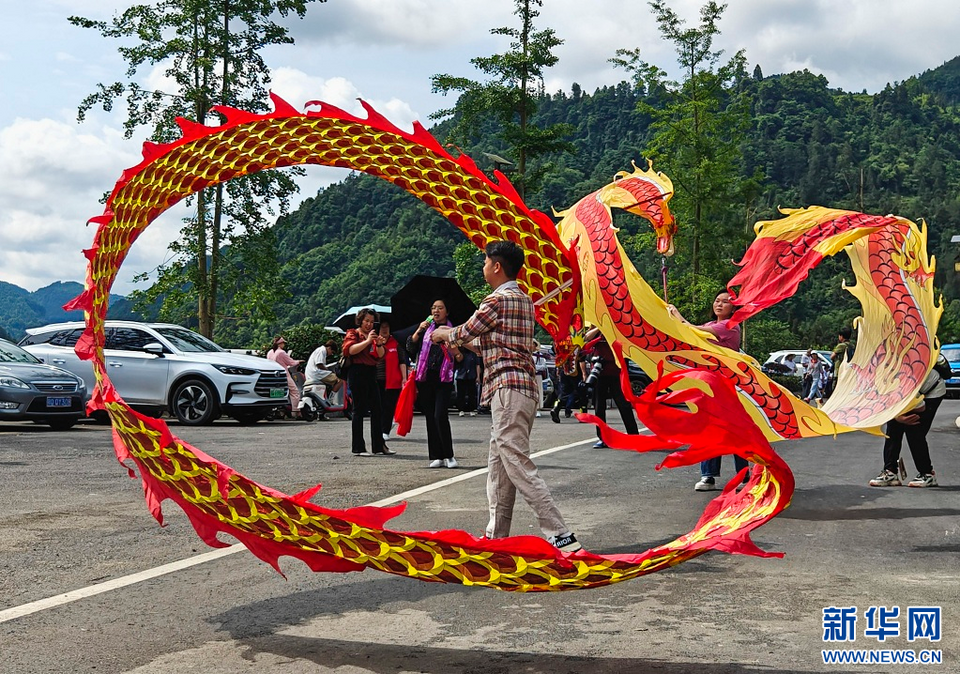 湖北恩施：古寨插秧节 农旅促发展